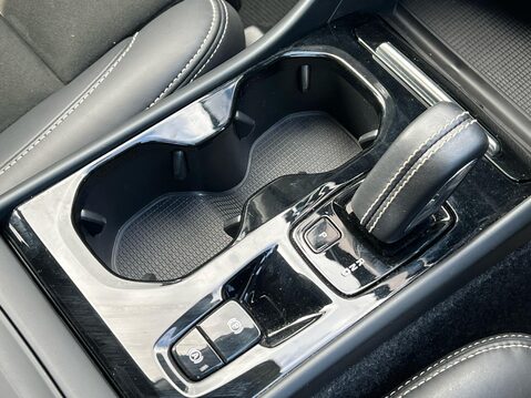 Volvo XC40 B4 R-DESIGN PRO MHEV 33