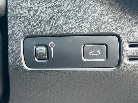 Volvo XC40 B4 R-DESIGN PRO MHEV 37