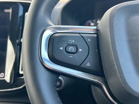 Volvo XC40 B4 R-DESIGN PRO MHEV 25