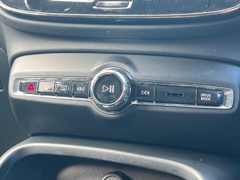 Volvo XC40 B4 R-DESIGN PRO MHEV 32