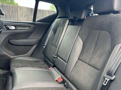 Volvo XC40 B4 R-DESIGN PRO MHEV 9