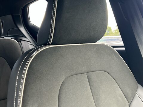 Volvo XC40 B4 R-DESIGN PRO MHEV 34