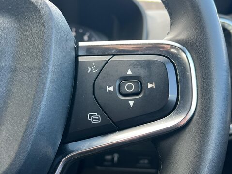 Volvo XC40 B4 R-DESIGN PRO MHEV 36