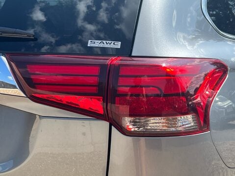 Mitsubishi Outlander PHEV DYNAMIC 15