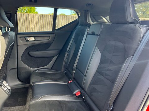 Volvo XC40 B4 R-DESIGN PRO MHEV 9