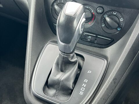 Ford Tourneo Connect ZETEC TDCI S/S 25