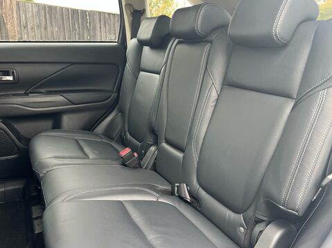 Mitsubishi Outlander EXCEED 9