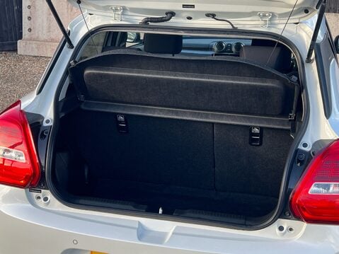 Suzuki Swift SZ5 DUALJET MHEV 32