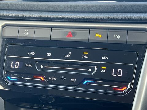 Volkswagen T-Roc LIFE TSI DSG 24