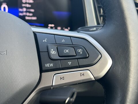 Volkswagen T-Roc LIFE TSI DSG 29