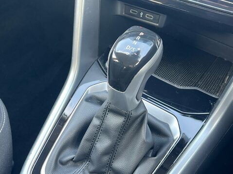 Volkswagen T-Roc LIFE TSI DSG 26