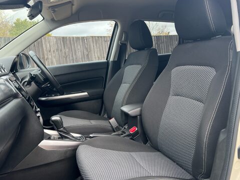 Suzuki Vitara SZ-T MHEV 3