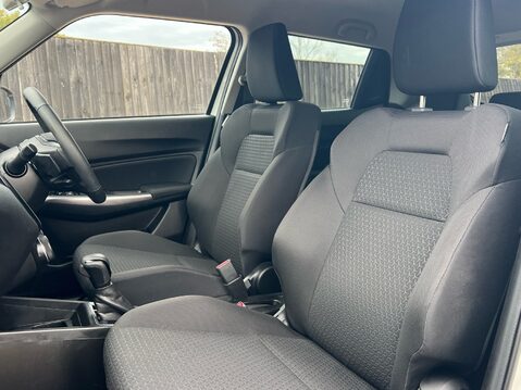 Suzuki Swift SZ5 DUALJET MHEV 3