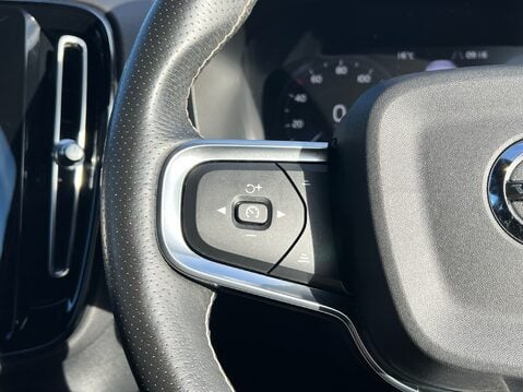 Volvo XC40 B4 R-DESIGN PRO MHEV 25