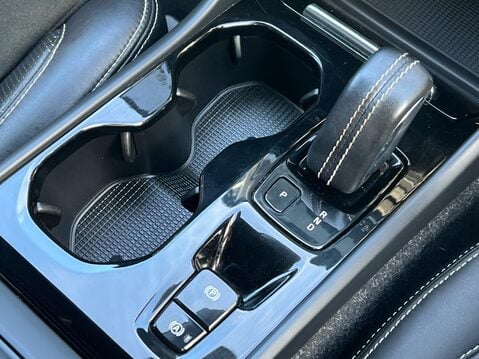 Volvo XC40 B4 R-DESIGN PRO MHEV 24