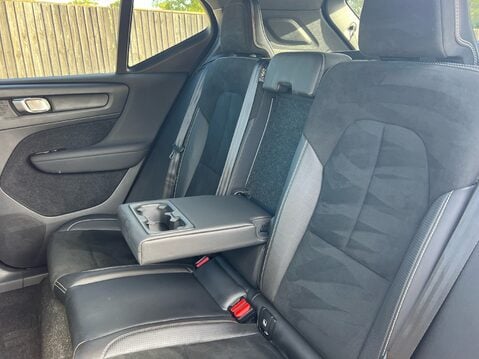 Volvo XC40 B4 R-DESIGN PRO MHEV 32