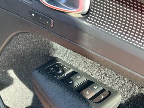 Volvo XC40 B4 R-DESIGN PRO MHEV 28