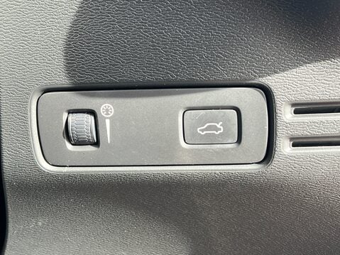 Volvo XC40 B4 R-DESIGN PRO MHEV 27