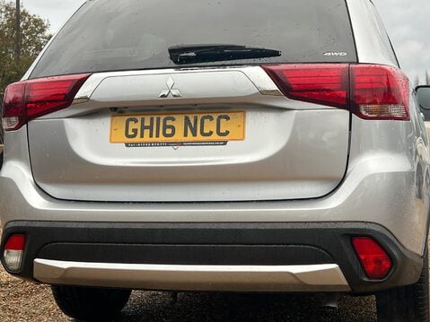 Mitsubishi Outlander DI-D GX 4 17