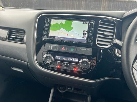 Mitsubishi Outlander DI-D GX 4 12