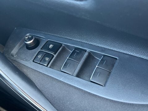 Toyota Corolla ICON TECH 32