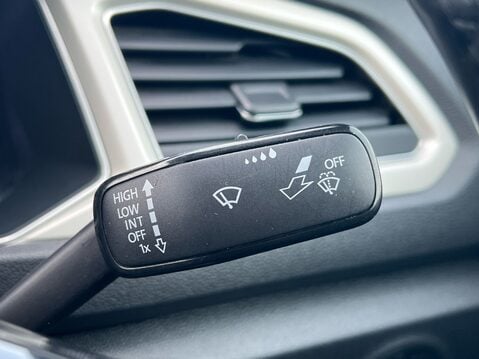 Volkswagen T-Roc DESIGN TSI EVO DSG 27