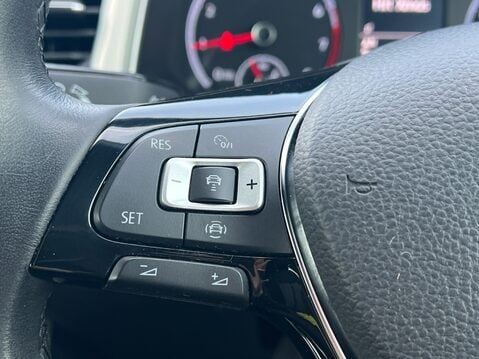 Volkswagen T-Roc DESIGN TSI EVO DSG 24