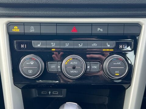 Volkswagen T-Roc DESIGN TSI EVO DSG 31