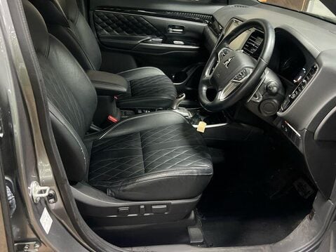 Mitsubishi Outlander PHEV EXCEED 5