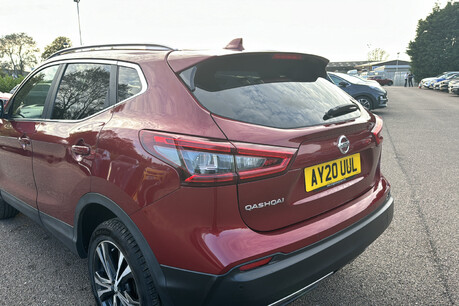 Nissan Qashqai 1.3 DIG-T N-Connecta Glass Roof Euro 6 (s/s) 5dr 28