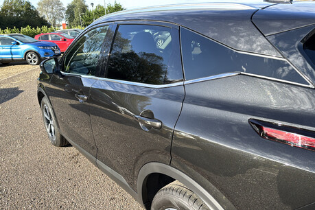 Nissan Qashqai 1.3 DIG-T MHEV N-Connecta Glass Roof Euro 6 (s/s) 5dr 37