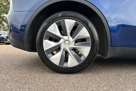 Tesla Model Y LONG RANGE AWD 8