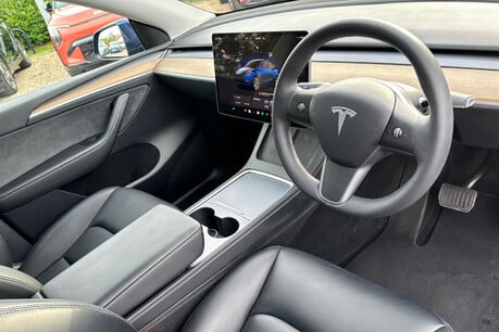 Tesla Model Y LONG RANGE AWD 10