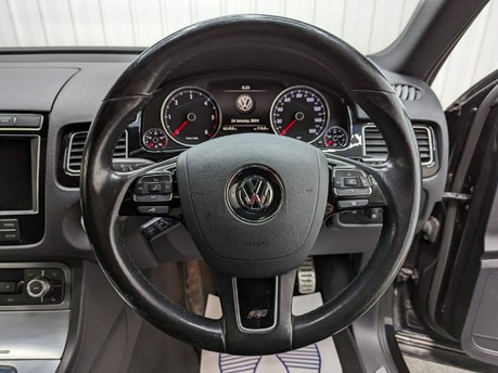 Volkswagen Touareg 3.0 TDI V6 BlueMotion Tech R-Line Tiptronic 4WD Euro 6 (s/s) 5dr 74