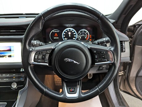 Jaguar XF V6 S 73