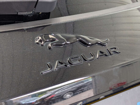 Jaguar F-Pace 2.0 F-PACE R-Dynamic SE D MHEV AWD Auto 4WD 5dr 37