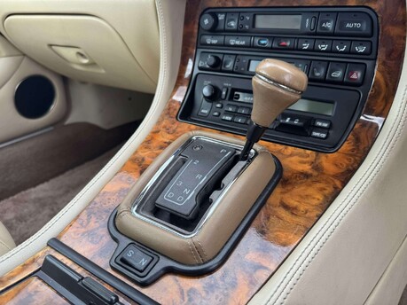 Jaguar Sovereign AUTO 25