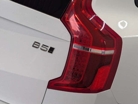 Volvo XC90 2.0 XC90 R-Design B5 MHEV AWD Auto 4WD 5dr 43