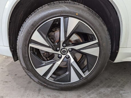 Volvo XC90 2.0 XC90 R-Design B5 MHEV AWD Auto 4WD 5dr 31