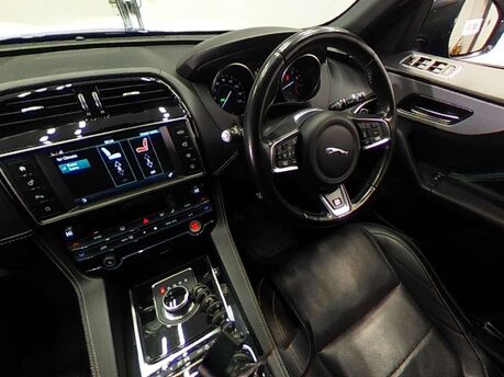 Jaguar F-Pace 2.0 F-PACE R-Sport AWD i Auto 4WD 5dr 3