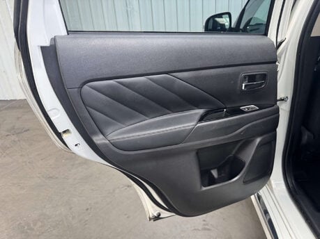 Mitsubishi Outlander 2.0 Outlander Juro PHEV CVT 4WD 5dr 44