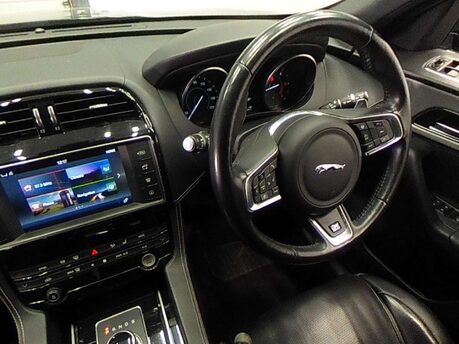 Jaguar F-Pace 2.0 F-PACE R-Sport AWD D Auto 4WD 5dr 3
