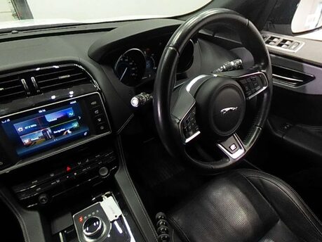 Jaguar F-Pace 2.0 F-PACE R-Sport AWD D Auto 4WD 5dr 3