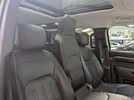 Land Rover Defender 2.0 Defender SE Auto 4WD 5dr 52