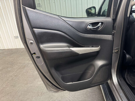 Nissan Navara 2.3 Navara Tekna dCi Auto 4WD 5dr 67