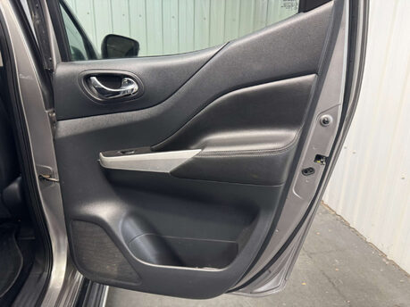 Nissan Navara 2.3 Navara Tekna dCi Auto 4WD 5dr 61