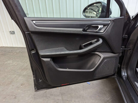 Porsche Macan 2.0 Macan Semi-Auto 4WD 5dr 59