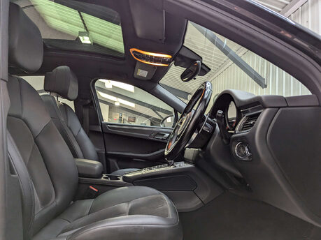 Porsche Macan 2.0 Macan Semi-Auto 4WD 5dr 52