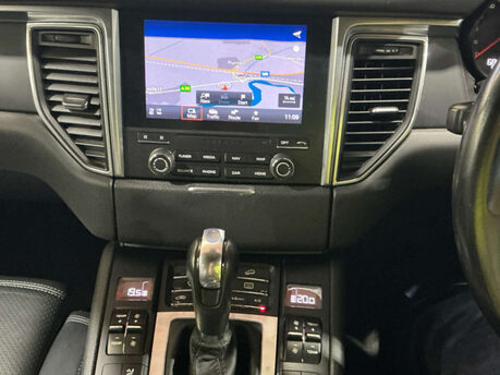 Porsche Macan 2.0 Macan Semi-Auto 4WD 5dr 3