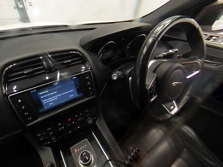 Jaguar F-Pace 2.0 F-PACE R-Sport AWD D Auto 4WD 5dr 3
